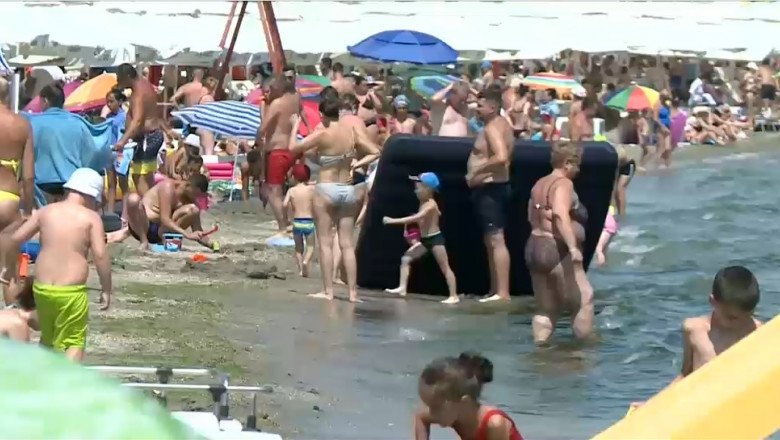 Românii, claie peste grămadă la Marea Neagră. Masca nu se mai poartă nici în magazine, nici în autobuze