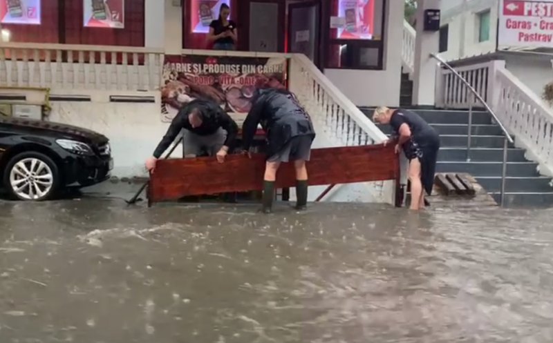 Clujenii, de lăudat! Au pus umărul alături, de pompieri, pentru a rezolva prăpădul lăsat de furtuna de sâmbătă