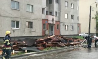 Clujenii, de lăudat! Au pus umărul alături, de pompieri, pentru a rezolva prăpădul lăsat de furtuna de sâmbătă