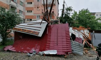 Clujenii, de lăudat! Au pus umărul alături, de pompieri, pentru a rezolva prăpădul lăsat de furtuna de sâmbătă