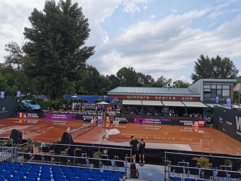Ploaia a stricat planurile organizatorilor Winners Open. Terenul central a fost inundat