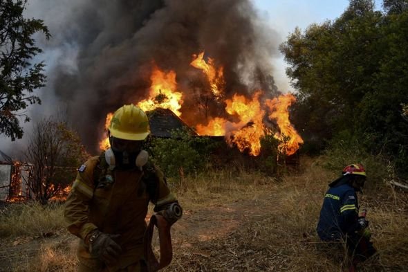 Incendiile masive din Rhodos au lăsat insula fără curent electric și fără apă
