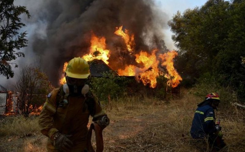 Incendiile masive din Rhodos au lăsat insula fără curent electric și fără apă