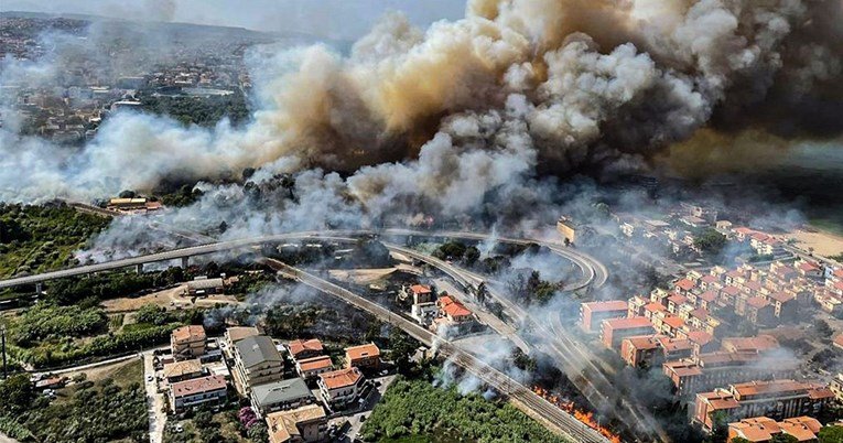 Incendiile din Italia fac victime printre turiști. Sute de persoane, evacuate din zone turistice