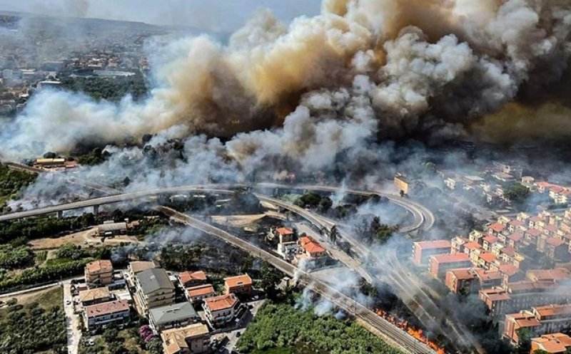 Incendiile din Italia fac victime printre turiști. Sute de persoane, evacuate din zone turistice
