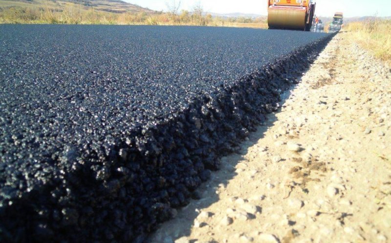 Încep lucrările de asfaltare pe un nou drum județean din Cluj
