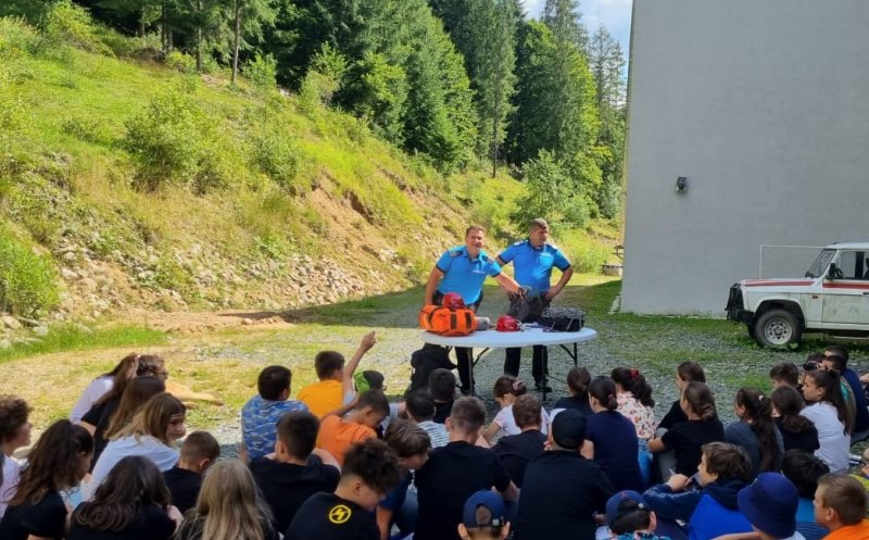 Jandarmii clujeni, profesori pentru copiii aflați în tabără la munte