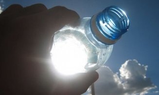Anunţă Protecţia Consumatorului dacă vezi apă în sticle de plastic depozitată în razele soarelui. Este cancerigenă