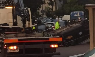Accident sau cascadorie la Cluj? Un taxi s-a dat peste cap în Mănăștur după ce a lovit alte 3 maşini