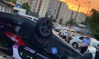 Accident sau cascadorie la Cluj? Un taxi s-a dat peste cap în Mănăștur pe o străduţă îngustă de doi paşi