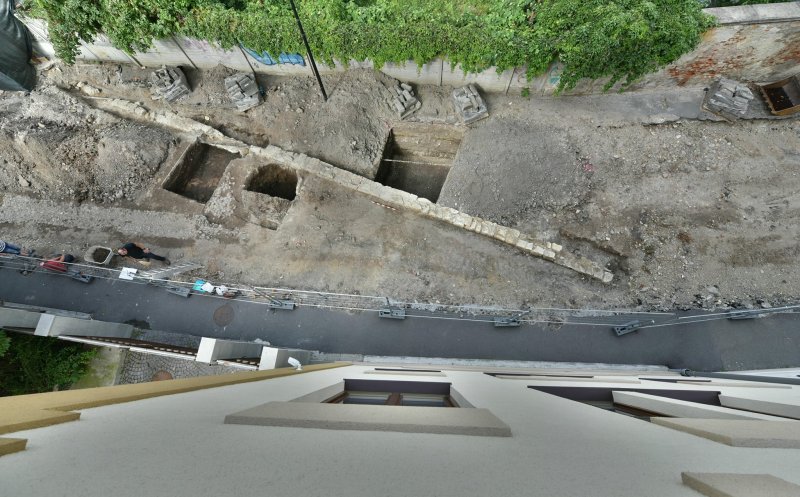 Descoperiri arheologice în centrul Clujului. O fântână în curtea celei mai vechi case de pe Kogălniceanu, ce arată că strada avea alt traseu