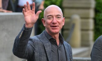 Jeff Bezos nu mai e cel mai bogat om al planetei. Cine este magnatul francez care l-a depășit