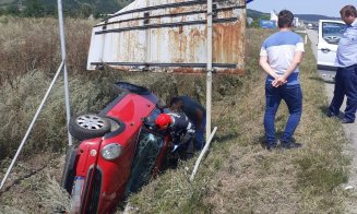 Accident la intrare în Apahida. O femeie s-a răsturnat cu mașina și a ajuns la spital / Tânăra a ajuns singură în șanț