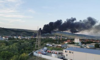 Incendiu puternic, urmat de o explozie la o hală din Cluj-Napoca. În depozit se aflau inclusiv butelii de gaz și vopsea
