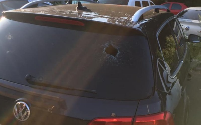 Mașini distruse în parcare la Platinia: "Se aruncă cu pietre!"