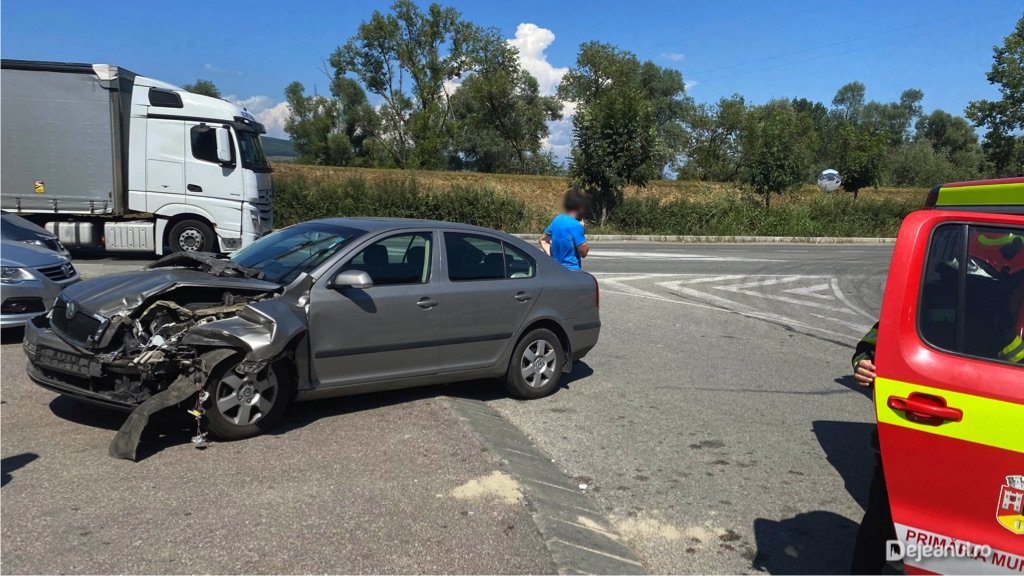 Accident între două mașini în Dej. Un șofer a ajuns la spital