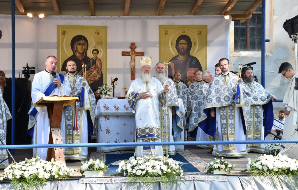 Peste 25.000 de pelerini la Nicula, fără mască sau distanţare. Nici Mitropolitul, care a avut COVID, nu a purtat mască