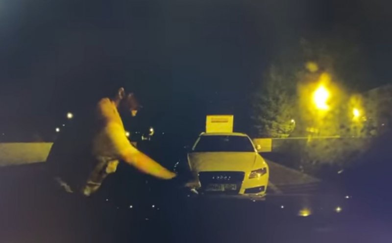 Biciclist, filmat în timp ce vandaliza mai multe mașini pe o stradă din Cluj-Napoca. Îl recunoașteți?