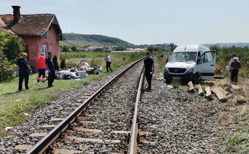 Probleme în plus pentru șoferul microbuzului lovit de tren. Transporta persoane peste capacitate