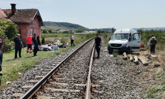 Probleme în plus pentru șoferul microbuzului lovit de tren. Transporta persoane peste capacitate