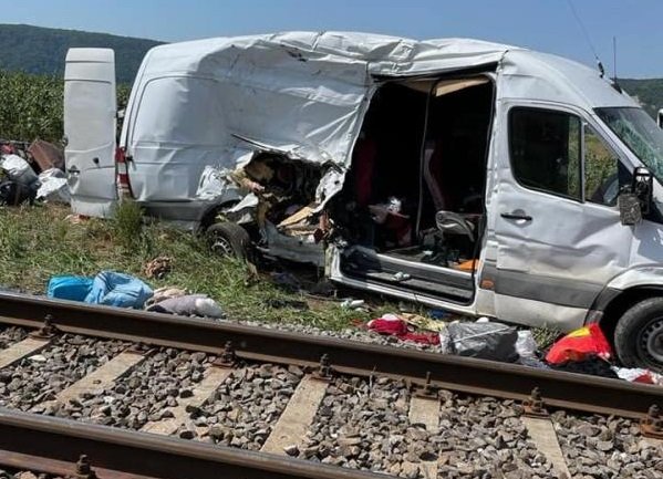 A MURIT una dintre pasagerele microbuzului din accidentul de la Urişor. Şoferul, reţinut pentru 24 de ore