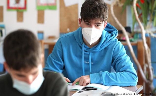 Elevii ar putea primi stimulente dacă se vaccinează anti-COVID. Ce spune ministrul Educaţiei