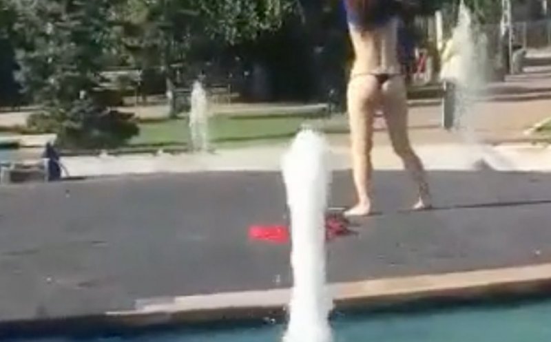 Show interzis minorilor într-un parc din Turda! O femeie s-a dezbrăcat, a făcut baie în fântână și a dansat goală ziua în amiaza mare