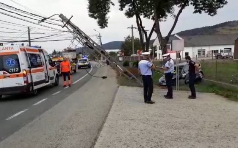 Doi copii și o femeie, răniți într-un accident în Cluj. Au intrat cu mașina într-un stâlp