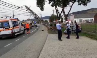 Doi copii și o femeie, răniți într-un accident în Cluj. Au intrat cu mașina într-un stâlp