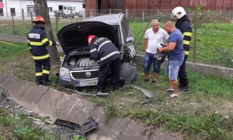 Doi copii și o femeie, răniți într-un accident în Cluj. Au intrat cu mașina într-un stâlp