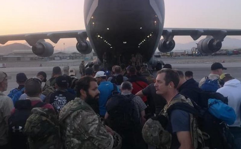 Au început evacuările printr-o misiune internațională de salvare / MAE: „Mai sunt 27 de cetățeni români în Afganistan”