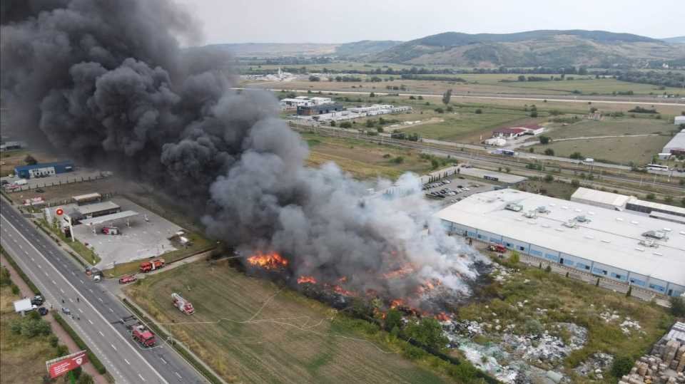 Incendiu puternic la un depozit în Alba. Intervin și pompieri din Cluj/ Trafic blocat pe DN 1, între Alba Iulia și Teiuș