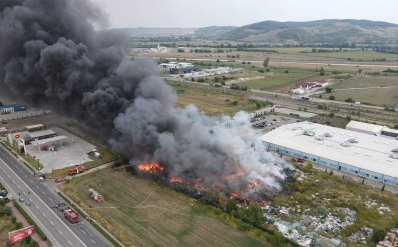 Incendiu puternic la un depozit în Alba. Intervin și pompieri din Cluj/ Trafic blocat pe DN 1, între Alba Iulia și Teiuș