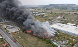 Incendiu puternic la un depozit în Alba. Intervin și pompieri din Cluj/ Trafic blocat pe DN 1, între Alba Iulia și Teiuș