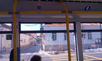 Şantierul 12 Decembrie: "Bătaie de joc! La cât este de îngustă strada, trebuia reparat colţu' de trotuar în 2 zile!!!"