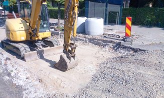 Şantierul 12 Decembrie: "Bătaie de joc! La cât este de îngustă strada, trebuia reparat colţu' de trotuar în 2 zile!!!"