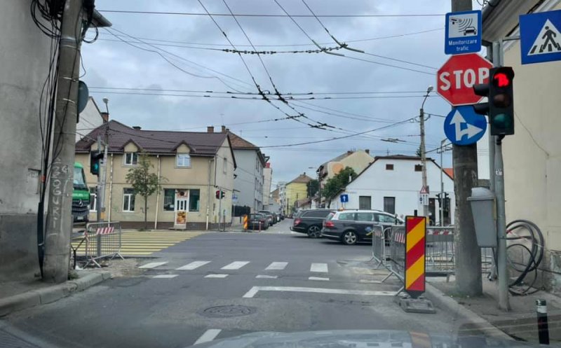 Şantierul de pe 21 Decembrie: "Bătaie de joc! La cât este de îngustă strada, trebuia reparat colţu' de trotuar în 2 zile!!!"