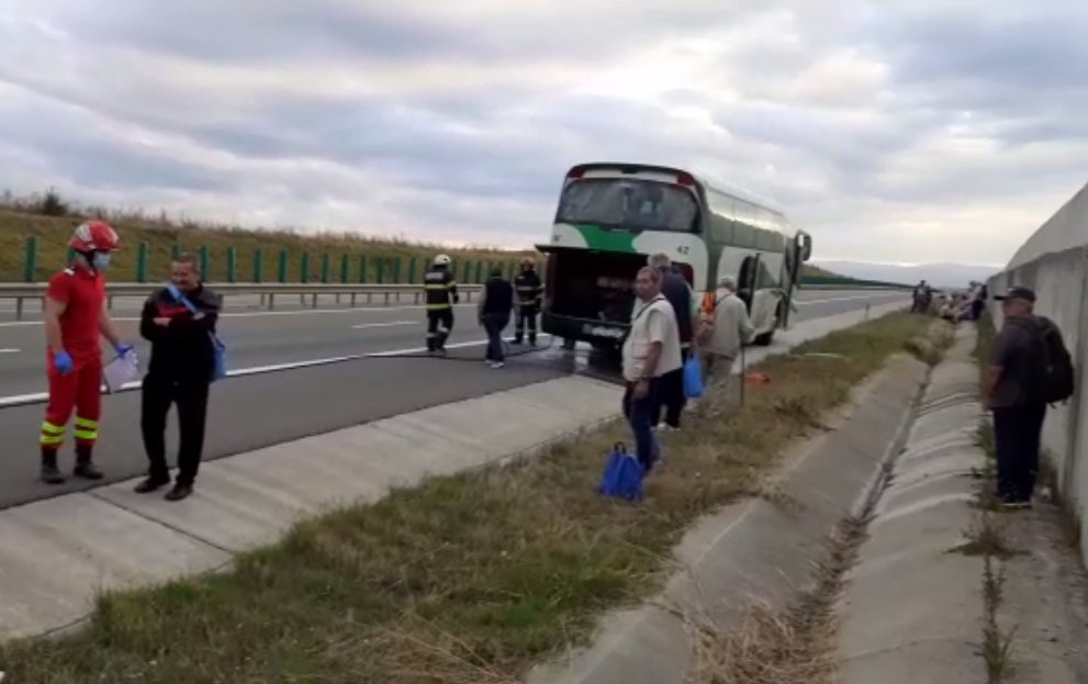 Un autocar cu 35 de pasageri A LUAT FOC pe autostrada A3, sensul de mers Turda-Gilău