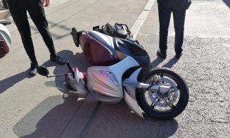 Impact între o mașină și o motocicletă pe Muncii. Două persoane au ajuns la spital