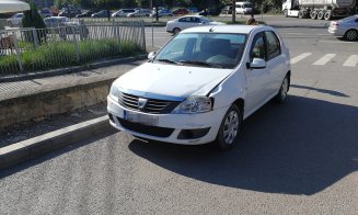 Impact între o mașină și o motocicletă pe Muncii. Două persoane au ajuns la spital