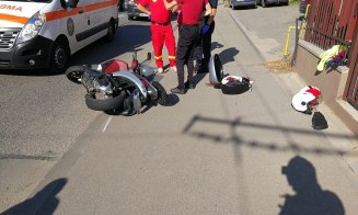 Impact între o mașină și o motocicletă pe Muncii. Două persoane au ajuns la spital
