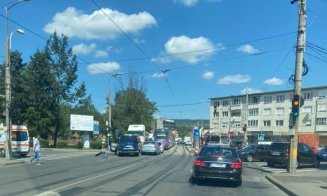 Accident cu două mașini pe Oașului. Bărbat de 70 de ani, transportat la spital