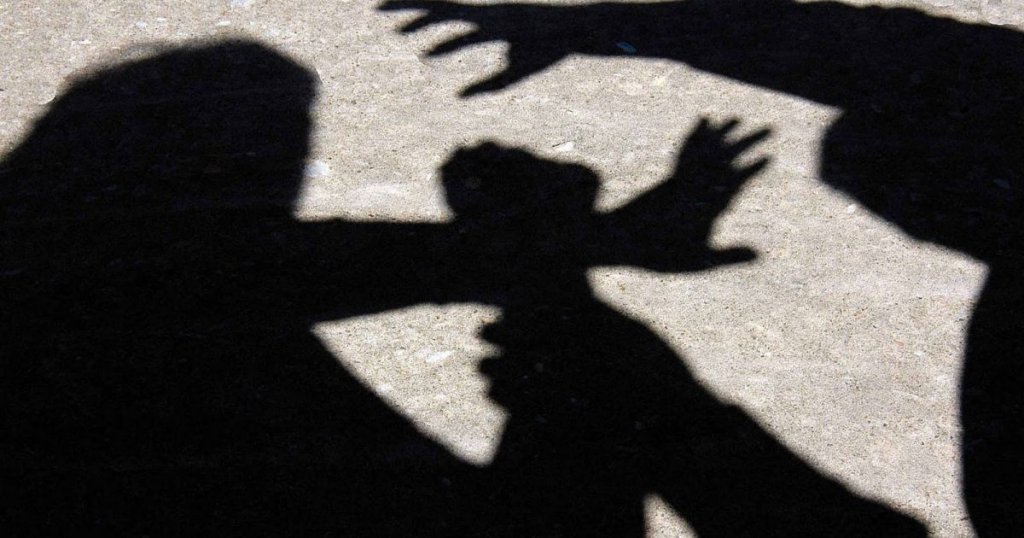 Clujean tâlhărit într-un parc din Mănăștur de patru tineri. I-au smuls lanțul de aur și au dispărut