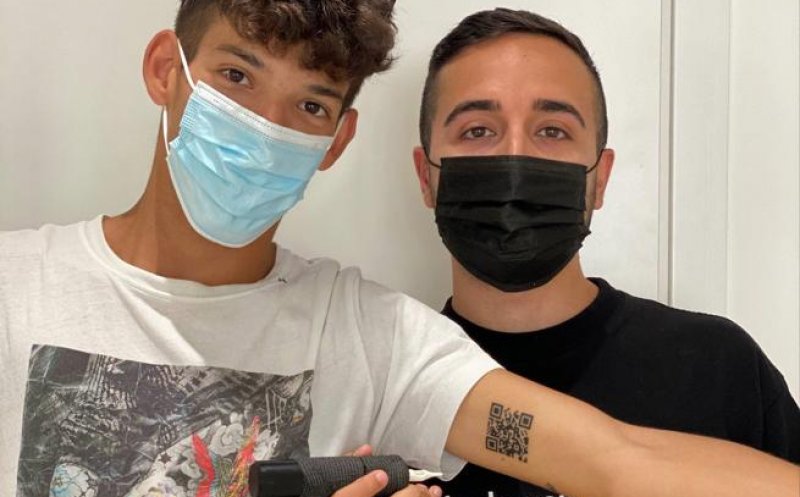 Un tânăr şi-a tatuat pe braţ codul QR de pe certificatul de vaccinare