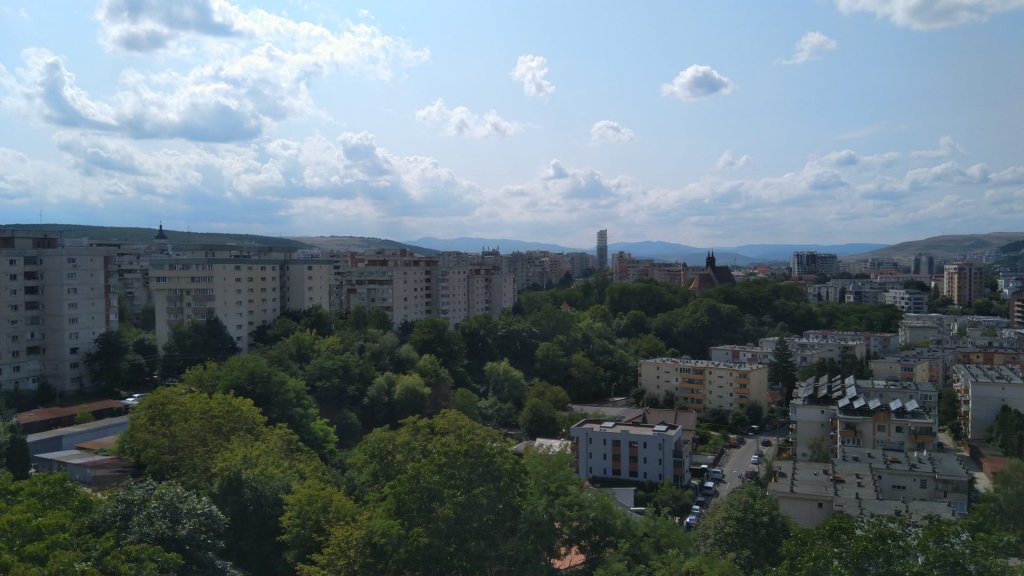 Alertă sâmbătă seara în Mănăștur. Un bărbat a amenințat că se aruncă de pe un bloc turn