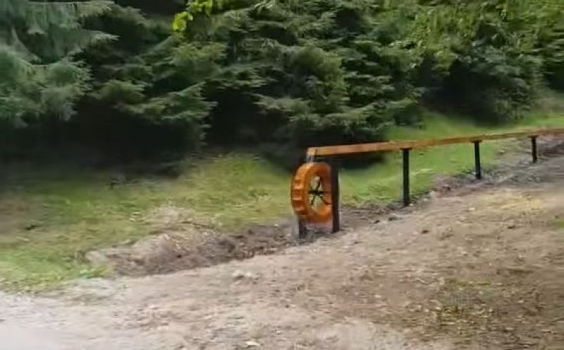 Mori cu apă de munte, amenajate pe marginea drumului între Tarnița și Mărișel