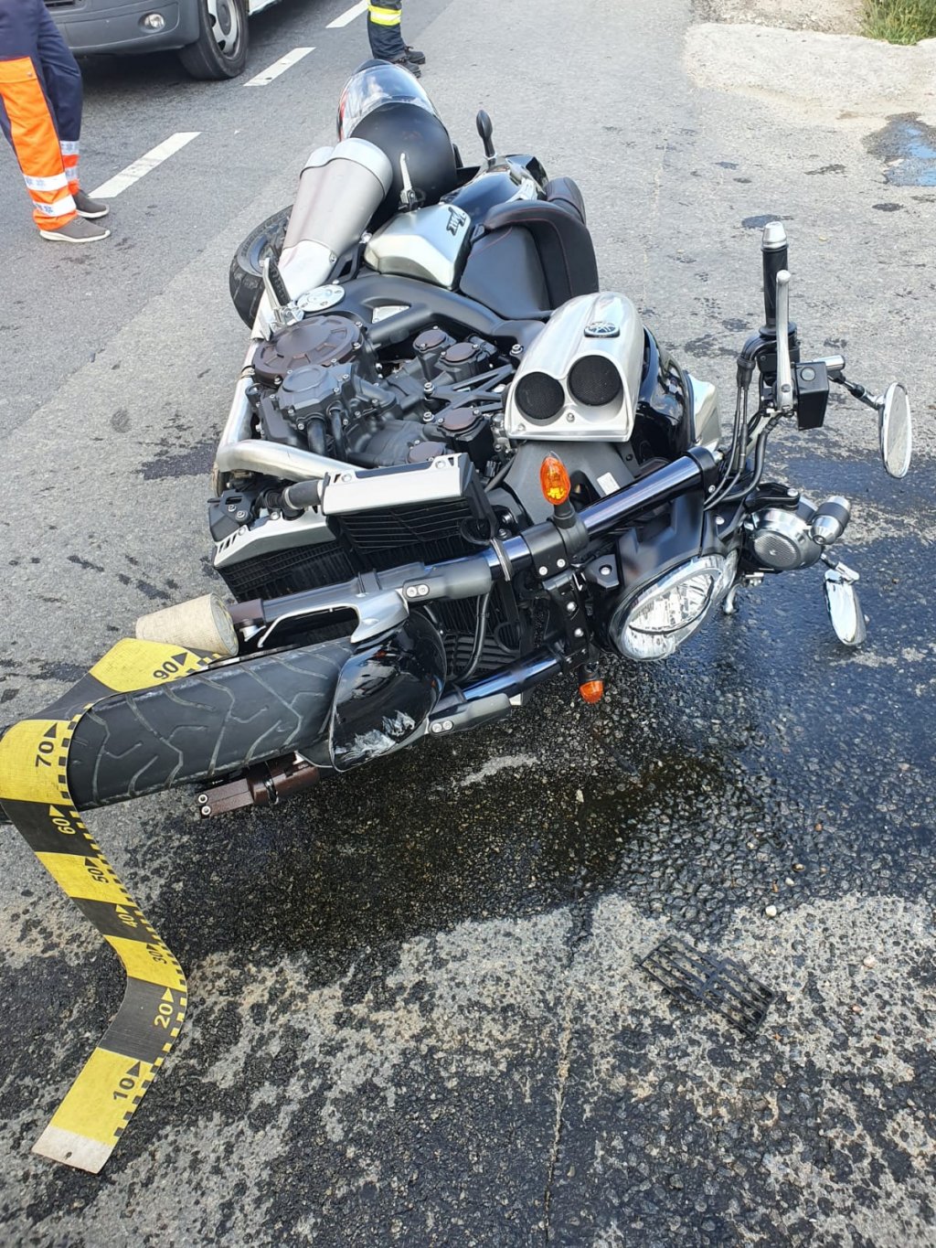 Impact între o mașină și o motocicletă în Gilău. Două persoane rănite