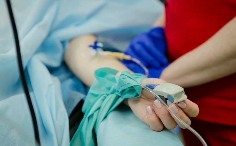 O fată de 25 de ani, fără comorbidități, este la ATI cu COVID. Varianta Delta are impact la tineri