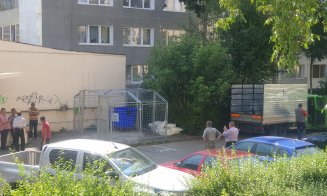 La Cluj-Napoca a fost plantată o ghenă de gunoi fix în dreptul unui loc de parcare. Clujenii se întreabă cum va fi ridicat gunoiul