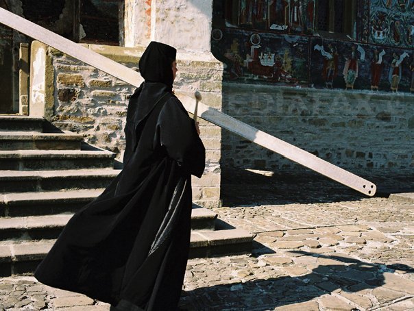 Focar de COVID-19 la o mănăstire. 9 măicuțe, izolate în chilii, 2 internate
